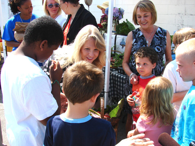 First Lady Maureen McDonnell Visits West End Community Market