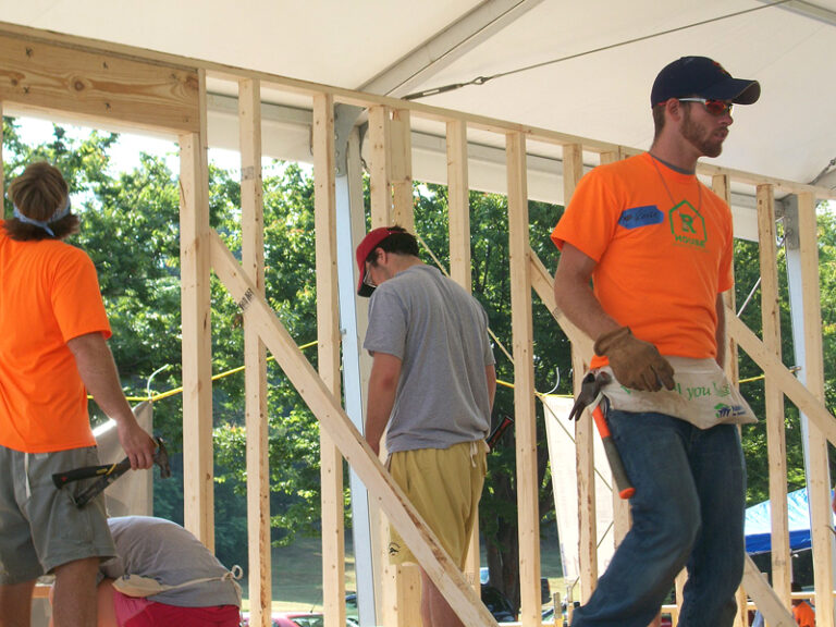 Roanoke College’s Freshman Class Joins Habitat for Humanity in Construction